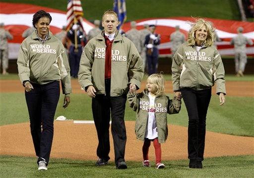 Michelle Obama presente en el encuentro inicial entre los Rangers y Cardenales. FOTO: AP
