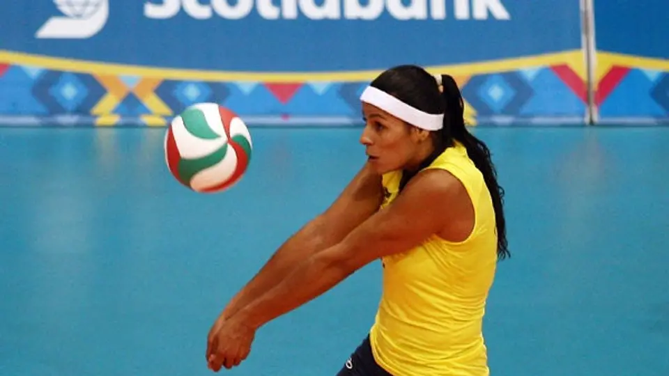 Brasil arranca la defensa en voley femenil