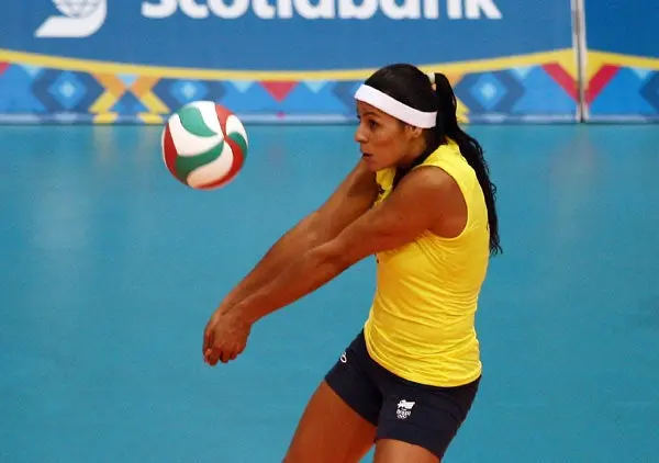 Brasil arranca la defensa en voley femenil