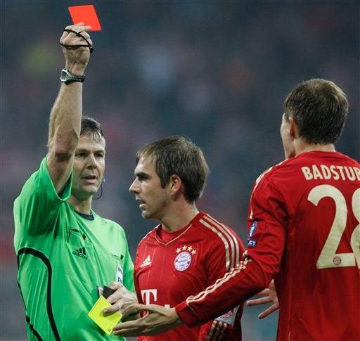 Los dos equipos se quedaron, cada uno con diez hombres por expulsiones. FOTO: AP