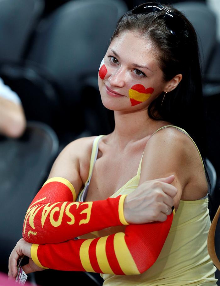 Las aficionadas españolas apoyaron durante todo el partido a su selección l EFE