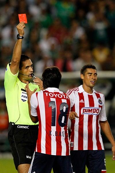 Xavi Báez salió expulsado tras una falta sobre Britos | DANIEL GAMEZ