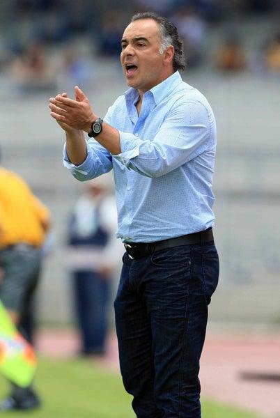 Memo Vázquez continuó con las indicaciones a sus dirigidos. FOTO: MEXSPORT