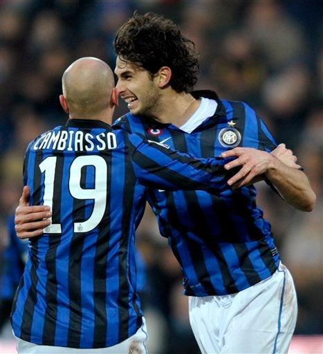 Andrea Ranocchia celebra con Esteban Cambiasso el gol.  FOTO: AP