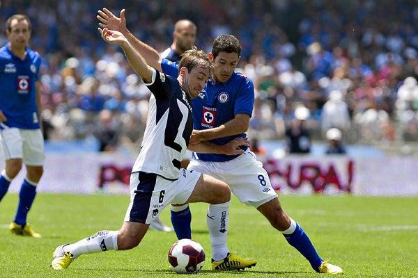 Romagnoli disputando el esférico | con Israel Castro | MEXSPORT