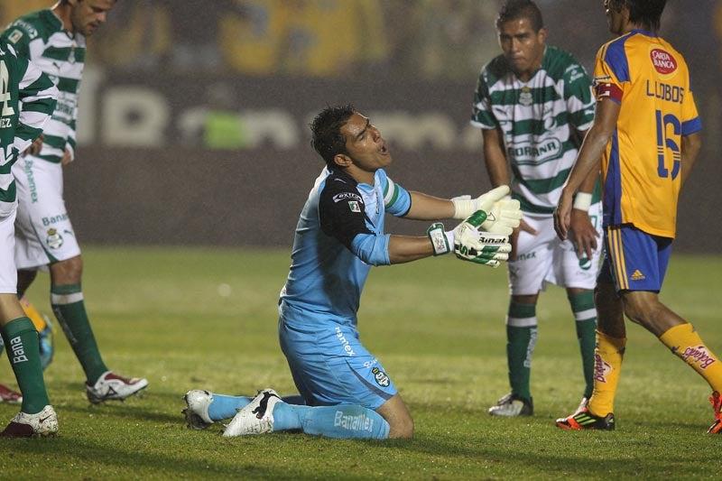 Al 16, Danilinho dentro del área es trompicado por Oswaldo Sánchez, quien es expulsado. FOTO: RICARDO FLORES