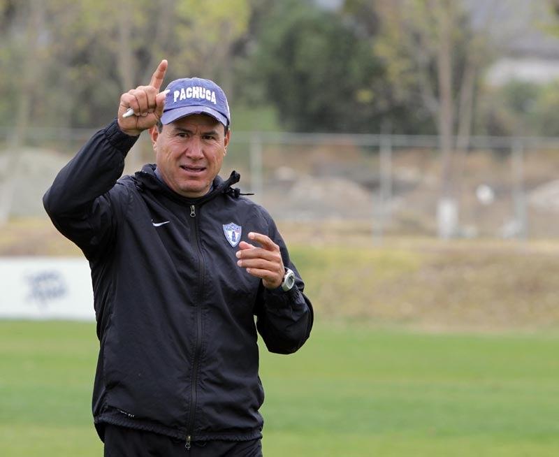 Efraín Flores da intrucciones a los jugadores. FOTO: BERNARDO MALDONADO