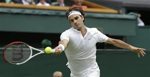 Avanza Roger Federer a tercera ronda en Wimbledon