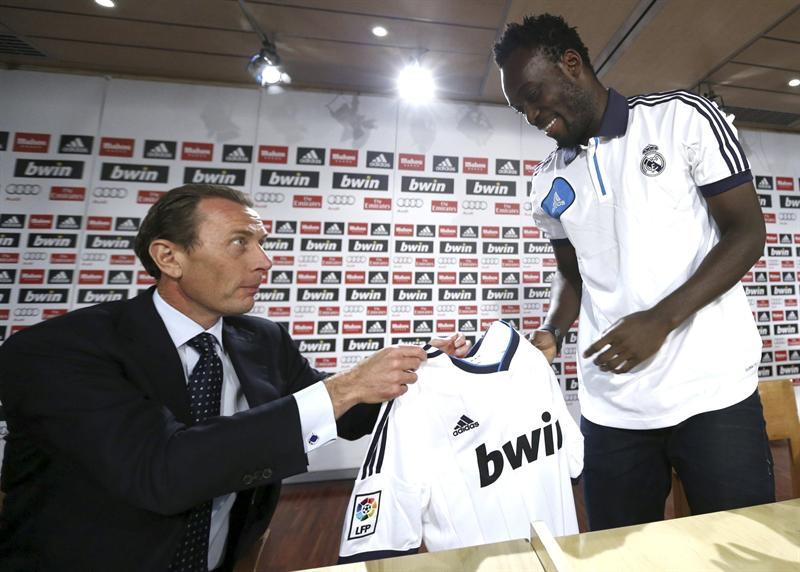 Emilio Butragueño le entregó el jersey de Real MAdrid | EFE