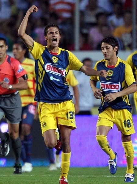 Con un cabezazo al centro de Vicente Sánchez, Reyes anotó el primero de las Águilas (FOTO: MEXSPORT)