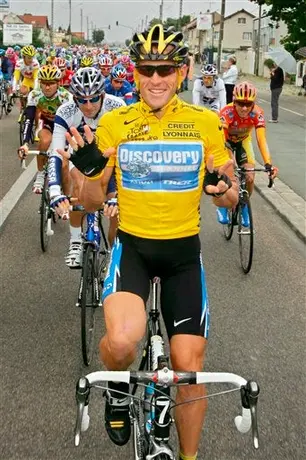 Despojan a Armstrong de sus 7 títulos del Tour de Francia por dopaje