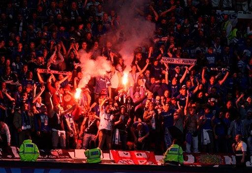 La afición del Schalke disfruta del encuentro pese a la derrota (FOTO: AP)