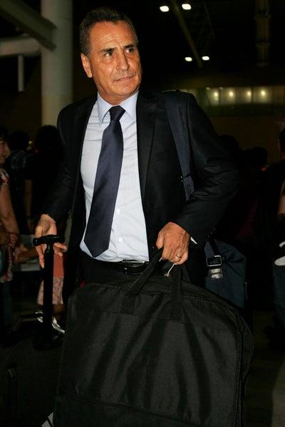 El técnico José Luis Real se mostró alegre por el recibimiento a su equipo en el aeropuerto tapatío. FOTO : YOLANDA ESCOBAR
