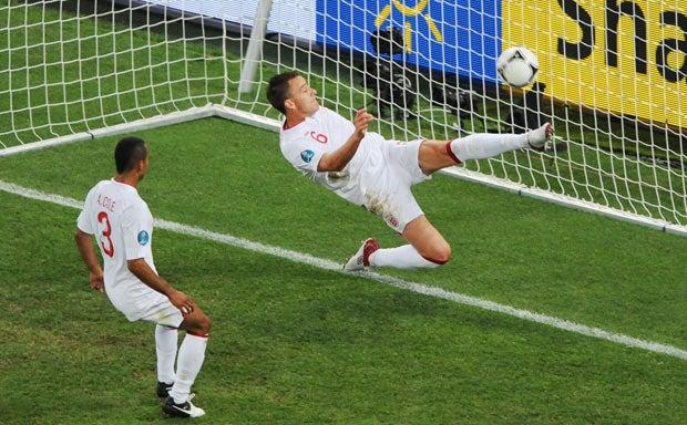John Terry sacó un balón de Merko Devic que iba al fondo en la Euro 2012 | ESPECIAL