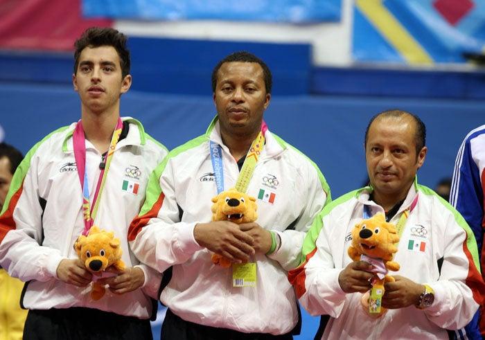 Marcos Madrid, Jude Okoh y Guillermo Muñoz en el podio. FOTO: MEXSPORT