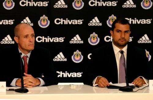 Gustavo Guerra, director de mercadotecnia de Chivas, acompañado de Maza (FOTO: SAÚL MOLINA)