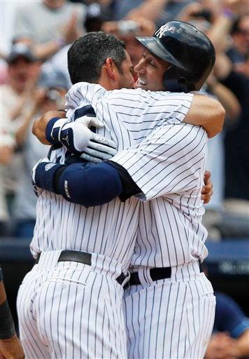 Sus compañeros festejaron el hit de Jeter (FOTO: AP)