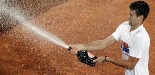 Fue la primera victoria para Djokovic en 10 partidos contra el español en su superficie de arcilla. FOTO: EFE