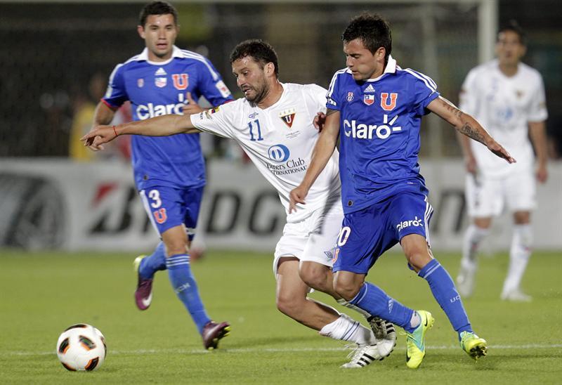 Charles Aranguiz disputa el balón con Ezequiel González. FOTO: EFE