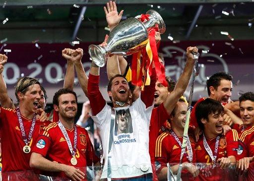 Sergio Ramos levantando el trofeo l AP