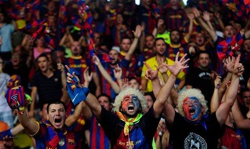 En la tribuna se vive la euforia por el Barça. FOTO: AP
