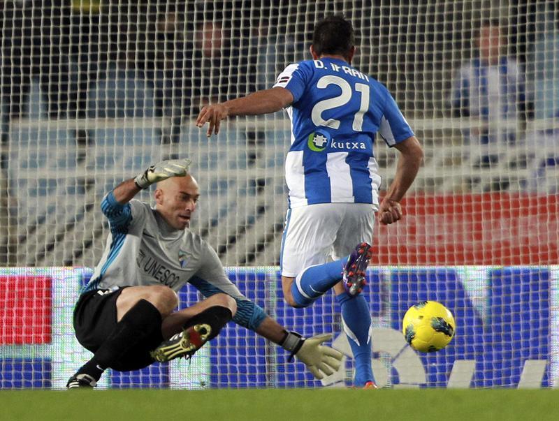 Diego ifrán se enfrenta el argentino Willy Caballero, consiguiendo el tercer tanto. FOTO: EFE