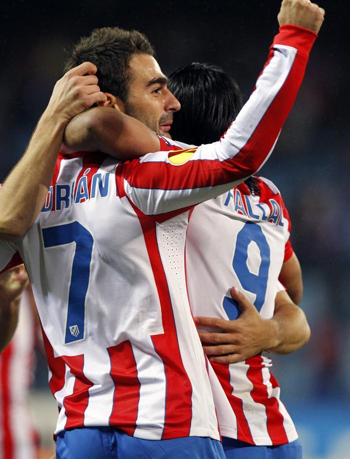 Con doblete de Adrián López, los Colchoneros retomaron la cima del Grupo I en la Europa League. FOTO: EFE