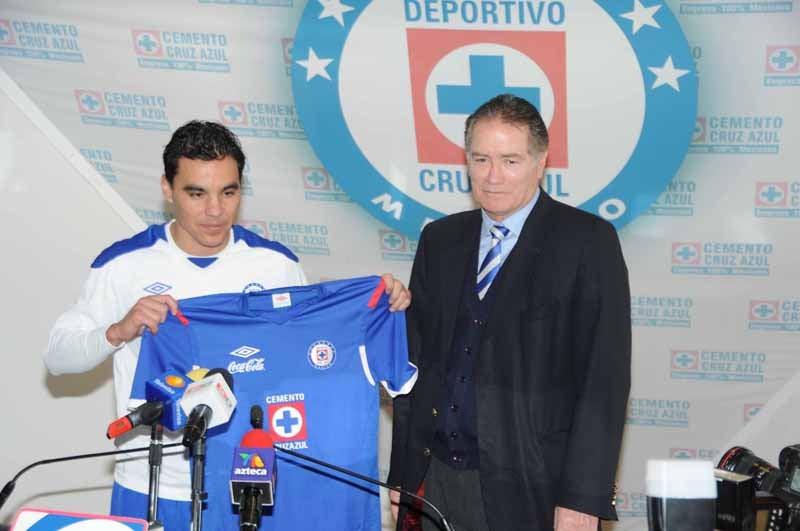 El nuevo refuerzo recibió su camiseta frente a los medios de comunicación. FOTO: ESTEBAN LÓPEZ