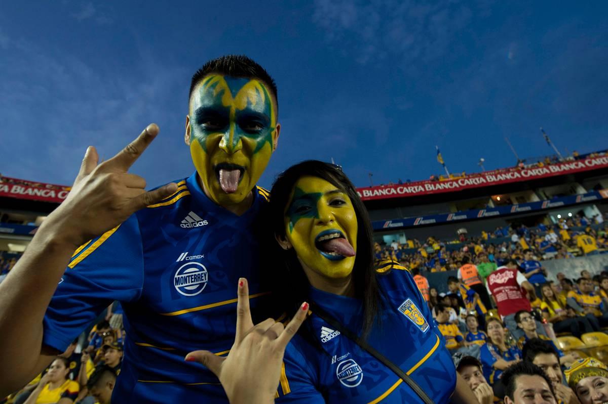 Aficionados de Tigres posan a la cámara en el Universitario | MEXSPORT