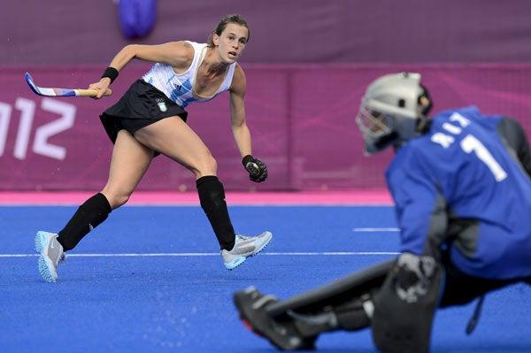Las bellas argentinas de hockey sobre pasto iniciaron con un contundente 7-1 sobre la selección de Sudáfrica | AP