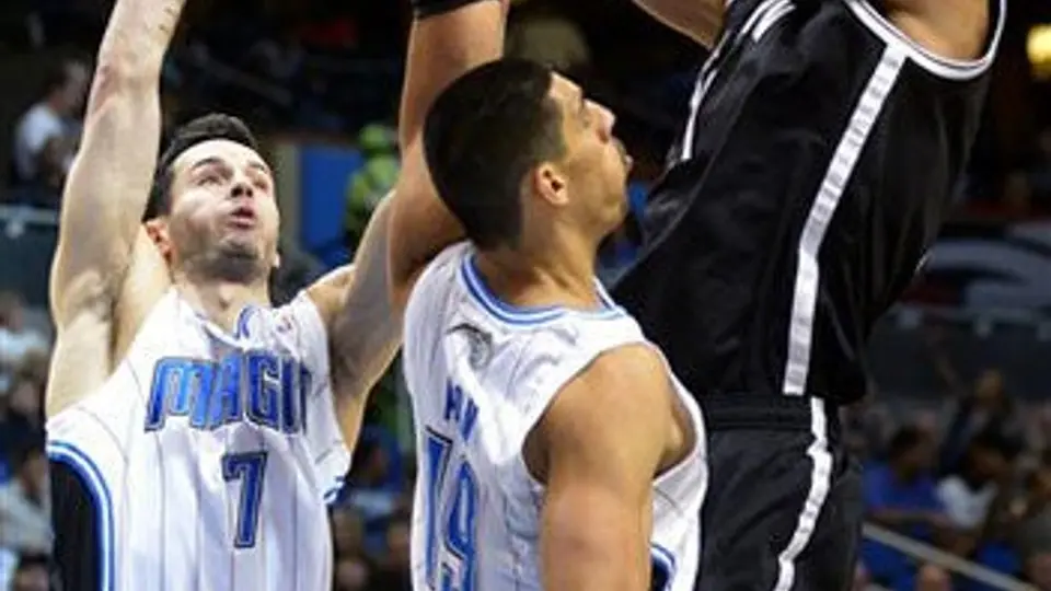 Ayón consigue dos puntos en nueva derrota del Magic