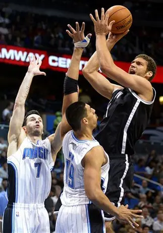 Ayón consigue dos puntos en nueva derrota del Magic