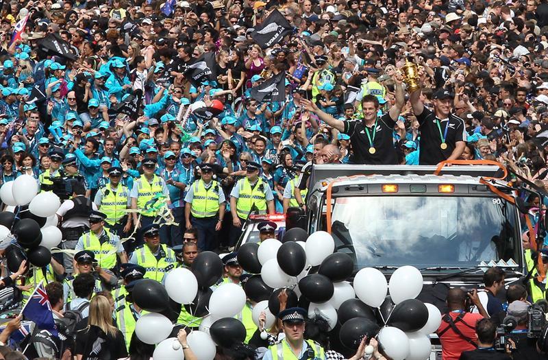 La Copa William Webb Ellis desfiló con los jugadores en Nueva Zelanda. FOTO: EFE