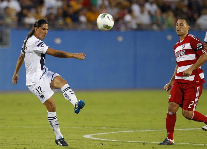 El juego estuvo trabado en medio campo. FOTO: EFE