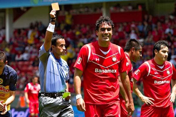 Con amarillas, Dueñas terminó por salir del partido. FOTO: MEXSPORT