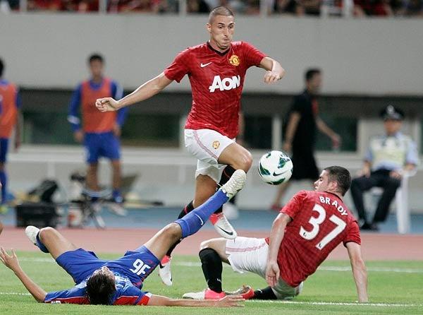 Chicharito jugó 30 minutos en la victoria del Manchester United 1-0 ante el Shanghai Shenhua | AP
