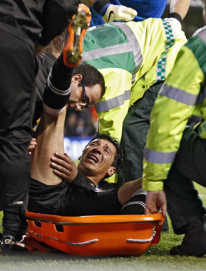 Pablo Contreras del PAOK es atendido por el cuerpo médico. FOTO: EFE