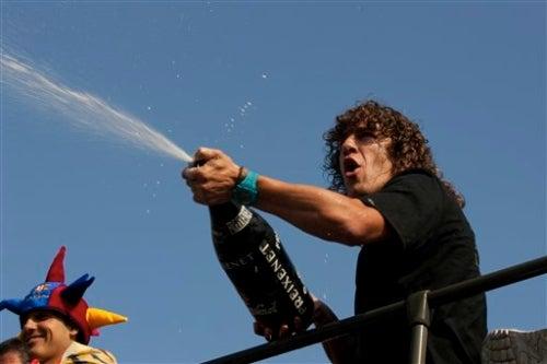 El capitán, Carles Puyol, se mostró efusivo con la afición blaugrana (FOTO: AP)