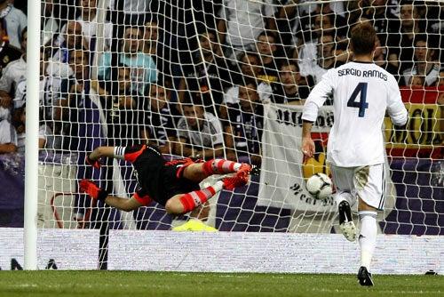 Momento en que entra el gol de tiro libre de Messi, el cual los acercó en el marcador | EFE