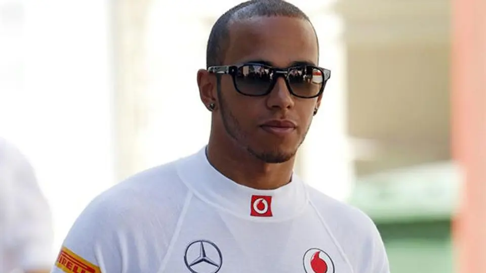 Lewis Hamilton, orgulloso de portar la Antorcha Olímpica