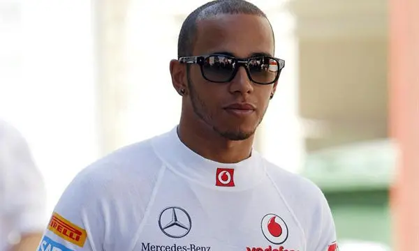 Lewis Hamilton, orgulloso de portar la Antorcha Olímpica
