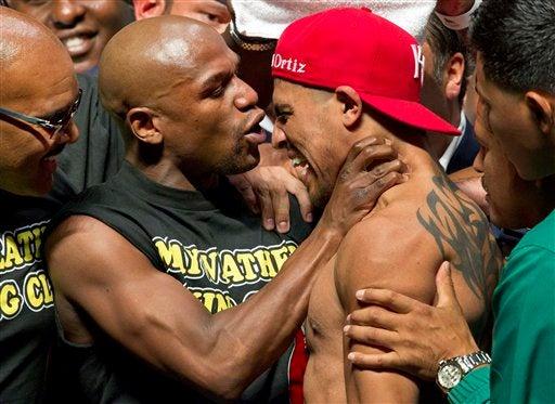 Ambos peleadores tienen buen boxeo. FOTO: AP