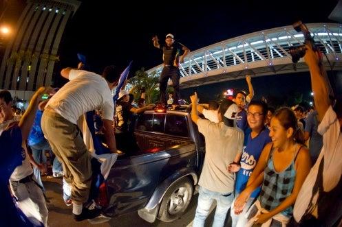 Aficionados salvadoreños se dieron cita en el hotel de concentración del Tri | CÉSAR VICUÑA