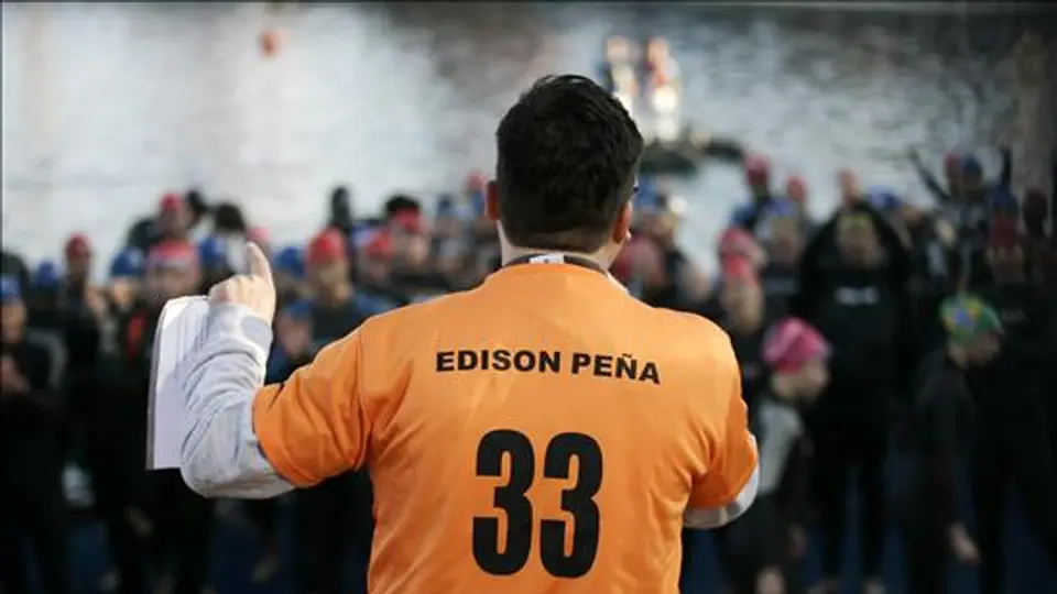 Minero rescatado participa en triatlón