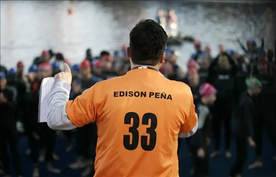 Minero rescatado participa en triatlón