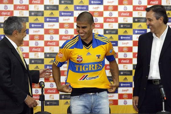 El jugador se coloca la playera felina. FOTO: JORGE BARAJAS
