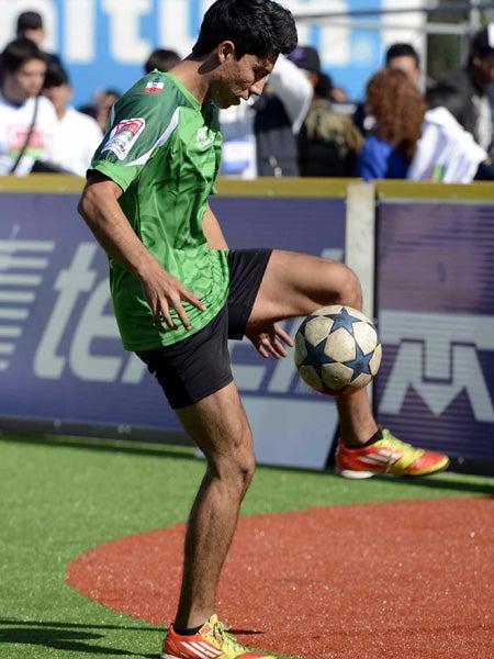 Integrante de la delegación mexicana en el Homeless World Cup 2012 dominando el balón | MEXSPORT