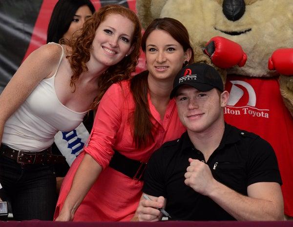 Los fans se llevaron además de autógrafos, fotografías con el tapatío. FOTO: SAÚL MOLINA