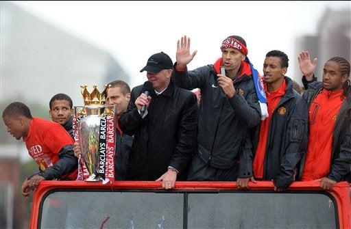 Los jugadores pasearon con el trofeo de la Premier League. FOTO: AP