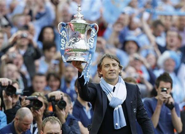 Roberto Mancini muestra la Copa (FOTO: AP)